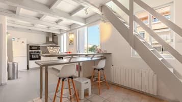 Een koelkast, een microgolfoven, een oven, een kookplaat