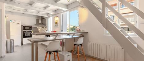 Réfrigérateur, four à micro-ondes, un four, surface de cuisson
