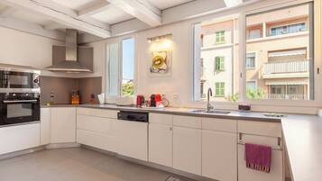 Een koelkast, een microgolfoven, een oven, een kookplaat