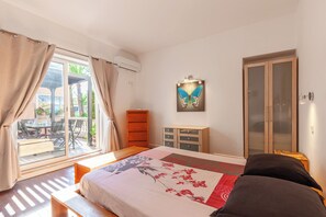 3 bedrooms, travel crib, free WiFi, bed sheets