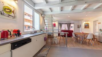 Een koelkast, een microgolfoven, een oven, een kookplaat