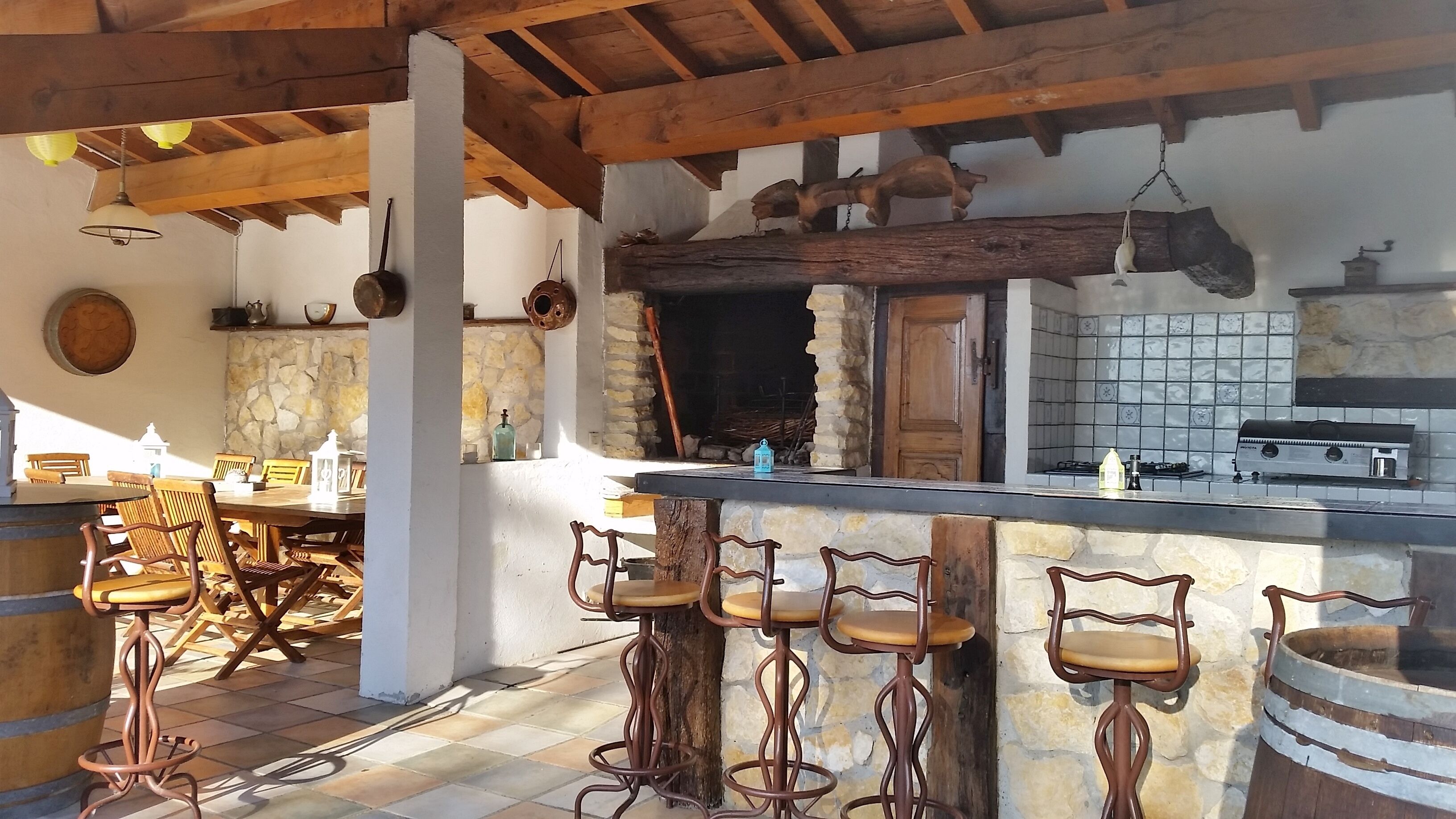 Mediterranean style villa in a green setting, on a plot of 2900m2.