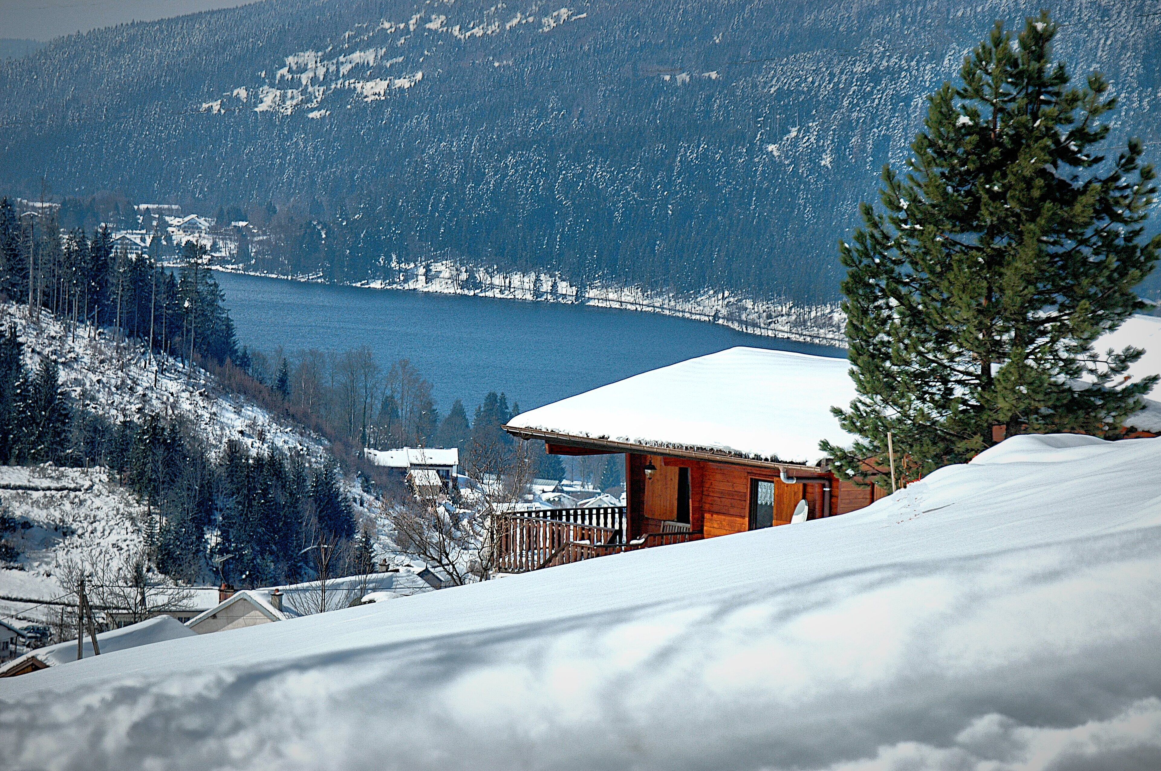 Vue Chalet et Lac en hiver