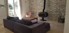 Fernseher, DVD-Player, Bücher, Videothek