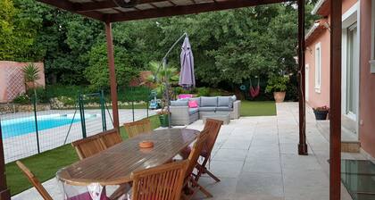 Beautiful air-conditioned villa of 250m² with peaceful swimming pool and 5 minutes from the sea