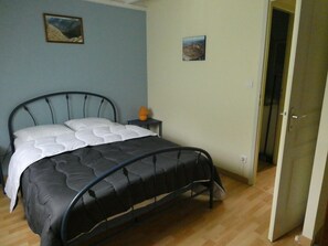 2 bedrooms, iron/ironing board, bed sheets