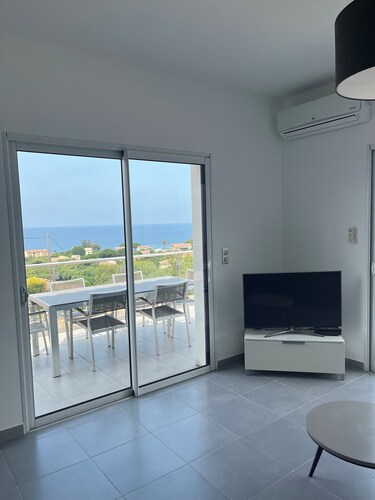 Superb 3-room apartment with view of the sea, mountains & vineyards