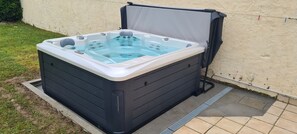 Outdoor spa tub - Villa 10 pers • Spa & Sea view - Direct access to Sword Beach, Luc-sur-Mer (Luc-Sur-Mer)