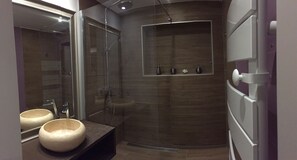 Shower, hair dryer, towels, toilet paper - Sanary Bay Beachfront Apartment (Six-Fours-les-Plages)