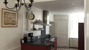 Réfrigérateur, micro-ondes, four, plaque de cuisson
