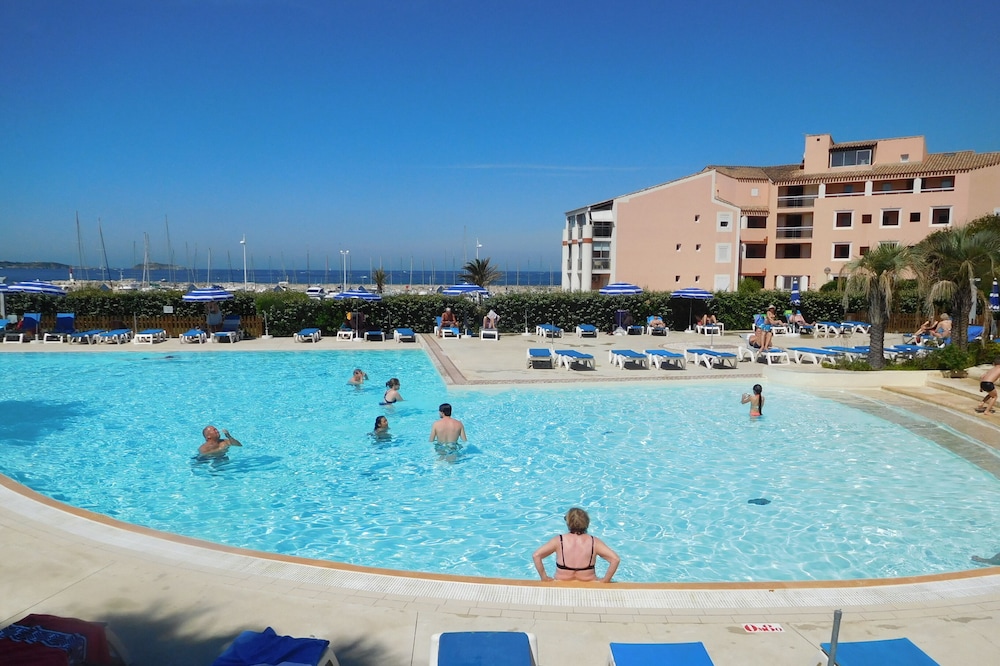 Superb T2 sea view-pool and 100m from the beach