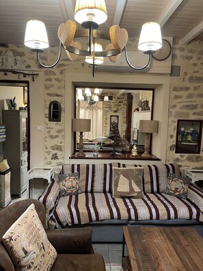 Fernseher, Kamin, DVD-Player, Bücher