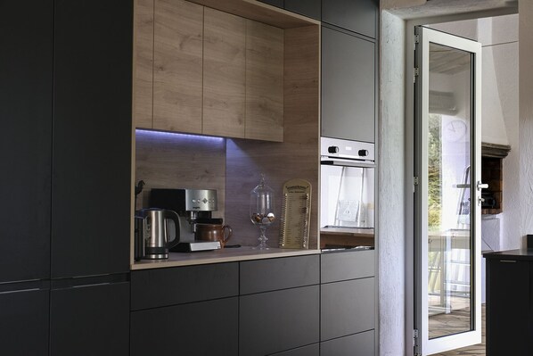 Refrigerador, microondas, horno y parrilla de estufa