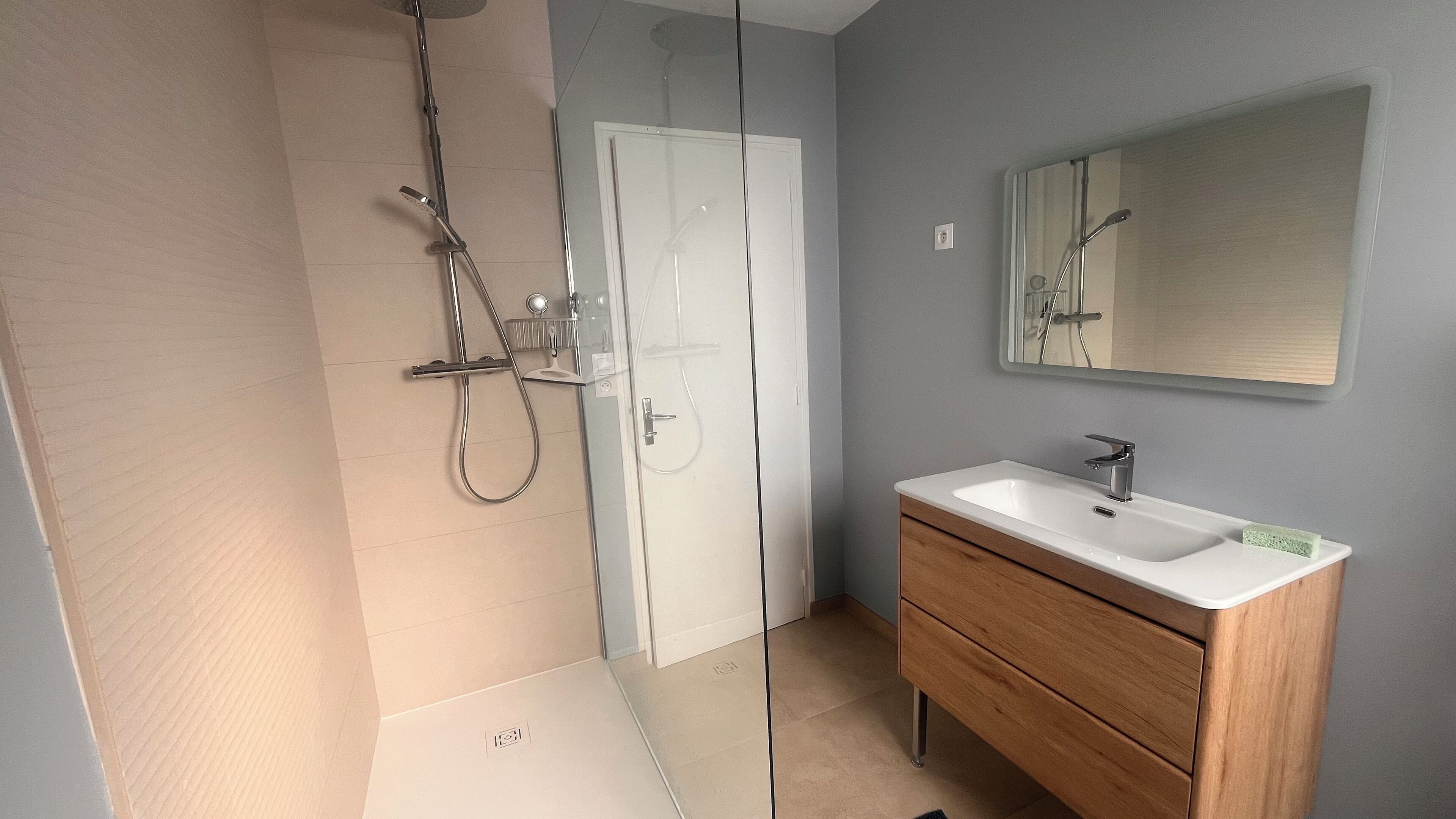 Salle de bain avec douche