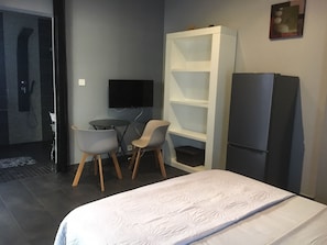 1 chambre, fer et planche à repasser, Wi-Fi gratuit, draps fournis