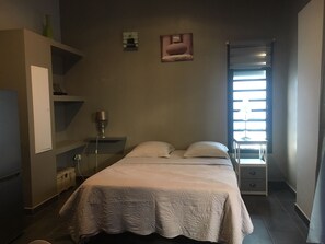 1 dormitorio, tabla de planchar con plancha, wifi gratis y ropa de cama