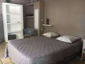 1 habitación, tabla de planchar con plancha, wifi gratis y ropa de cama 
