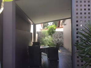 Outdoor dining - APARTMENT T1 BIS IN GARDEN NEAR THE FRONT ST PAUL DE MER (Centre)