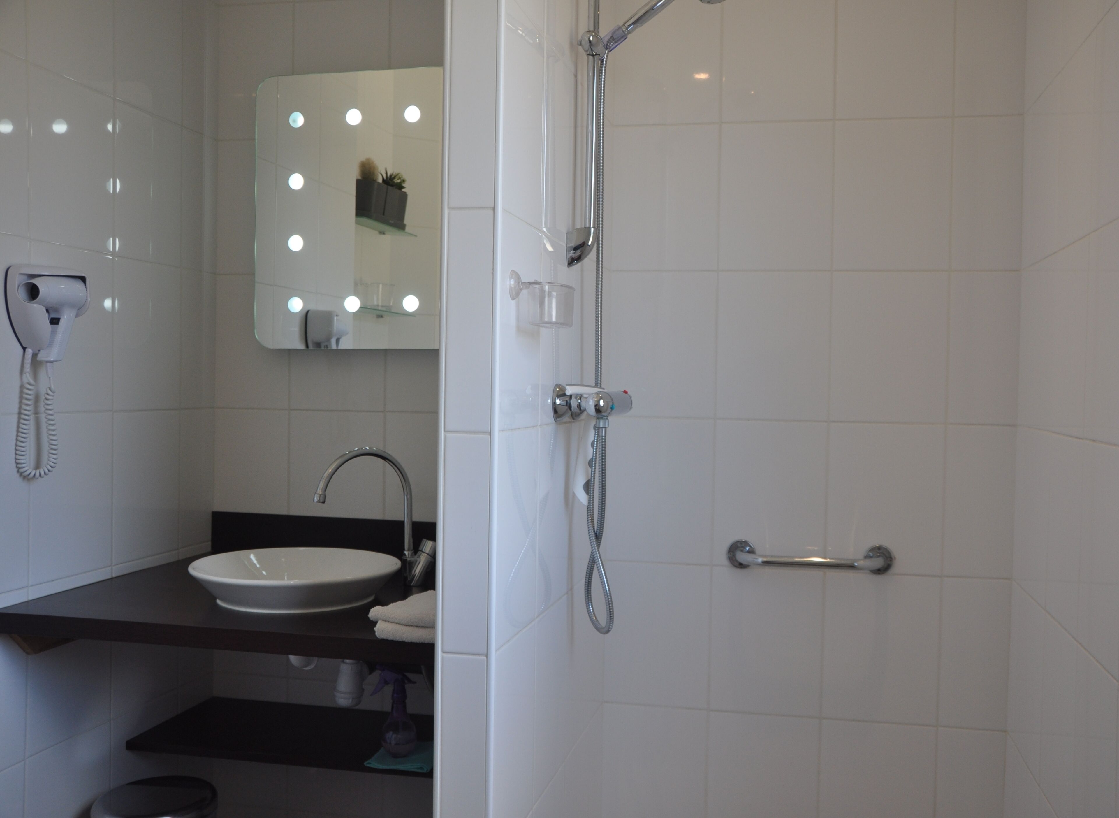 Douche, sèche-cheveux, serviettes fournies, papier toilette
