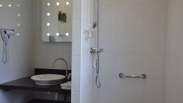 Douche, sèche-cheveux, serviettes fournies, papier toilette