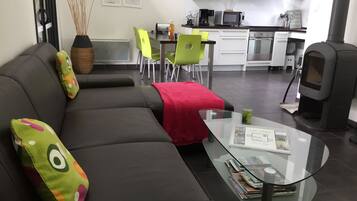 Televisie, een open haard en boeken