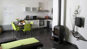 Televisie, een open haard en boeken