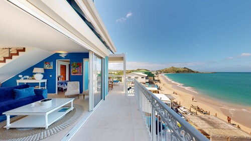 Wonderful, brand new flat with a large terrace on the beachfront