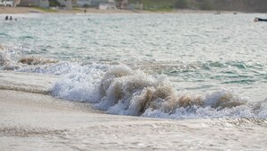 在海滩、沙滩椅、沙滩毛巾