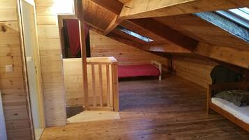 6 bedrooms, travel cot, bed sheets