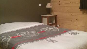 6 bedrooms, travel crib, bed sheets