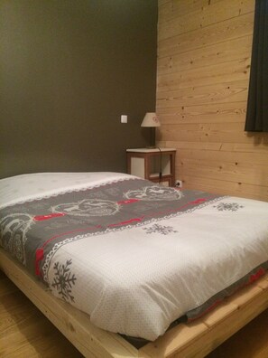 6 bedrooms, travel crib, bed sheets - Large chalet 18 people panoramic view (Matemale)