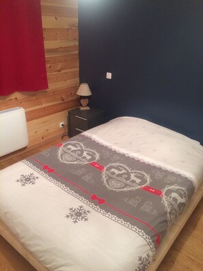 6 bedrooms, travel crib, bed sheets