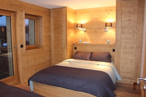 8 chambres, bureau, fer et planche à repasser, lit de bébé portatif