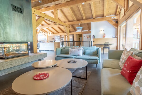 Älytelevisio, takka, videopelejä, DVD-soitin