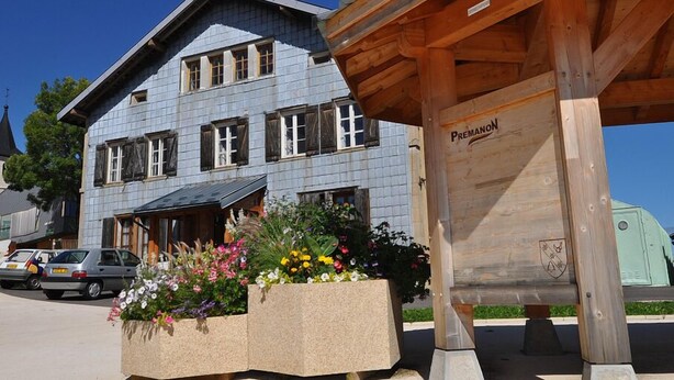 A two-story building with a wooden facade and a sign reading "PREMANON." - Apartment Prémanon town center 6p (Prémanon)