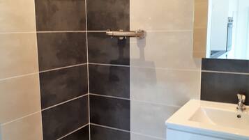 Dusche, Haartrockner, Handtücher, Seife