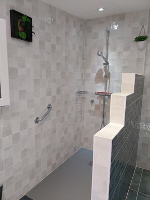 Ensemble baignoire-douche, séchoir à cheveux, serviettes fournies, savon