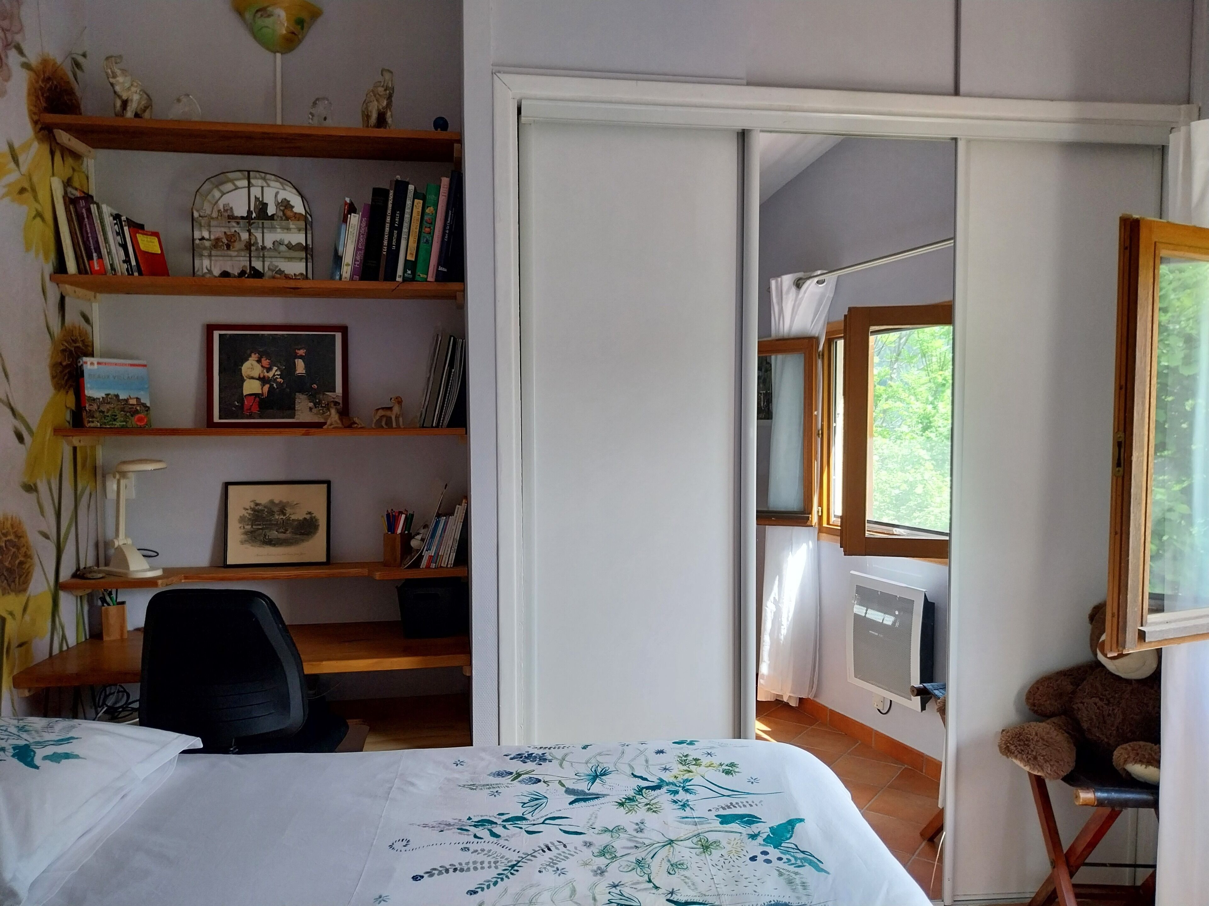 2 quartos, escrivaninha, ferros/tábuas de passar roupa, berço de viagem