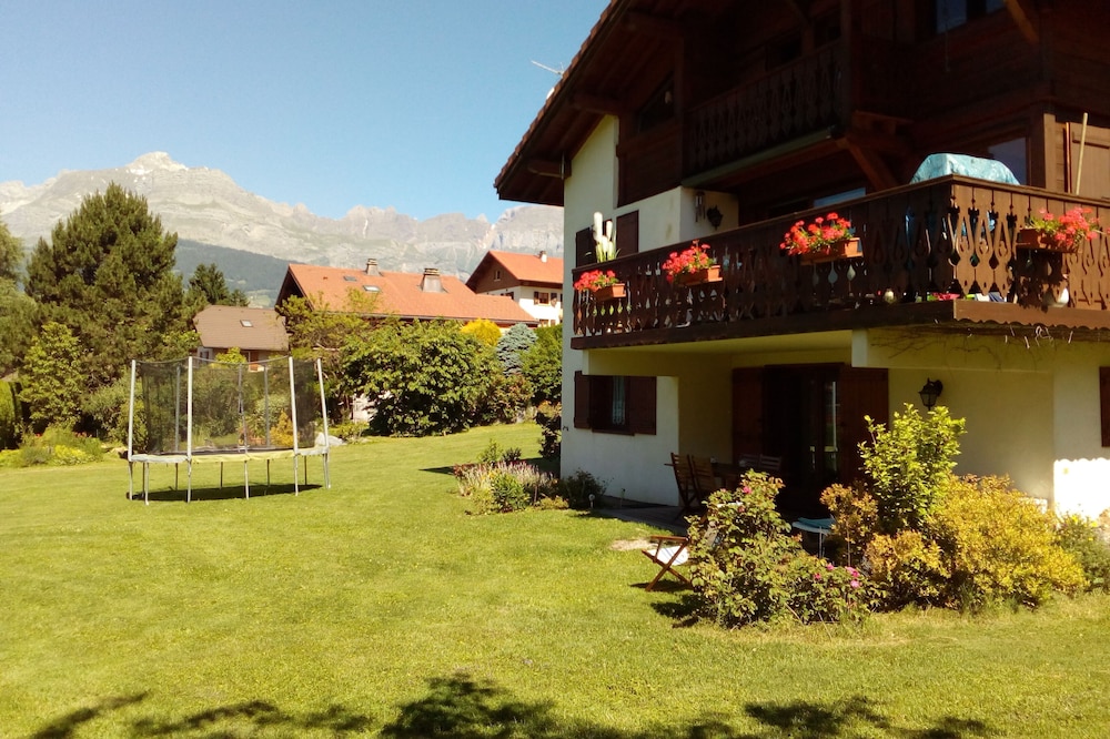Facing Mont Blanc, rent the ground floor of a chalet in Passy