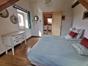 3 habitaciones, escritorio y tabla de planchar con plancha 