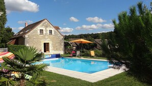 A stone house with a swimming pool, surrounded by greenery and a clear sky. - Haven of peace, sweet home, swimming pool, 7 beds between Tours and Poitiers (Senillé-Saint-Sauveur)
