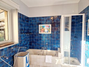 Badekar, hårføner, bidé og håndklær