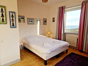 5 bedrooms, desk, iron/ironing board, travel crib