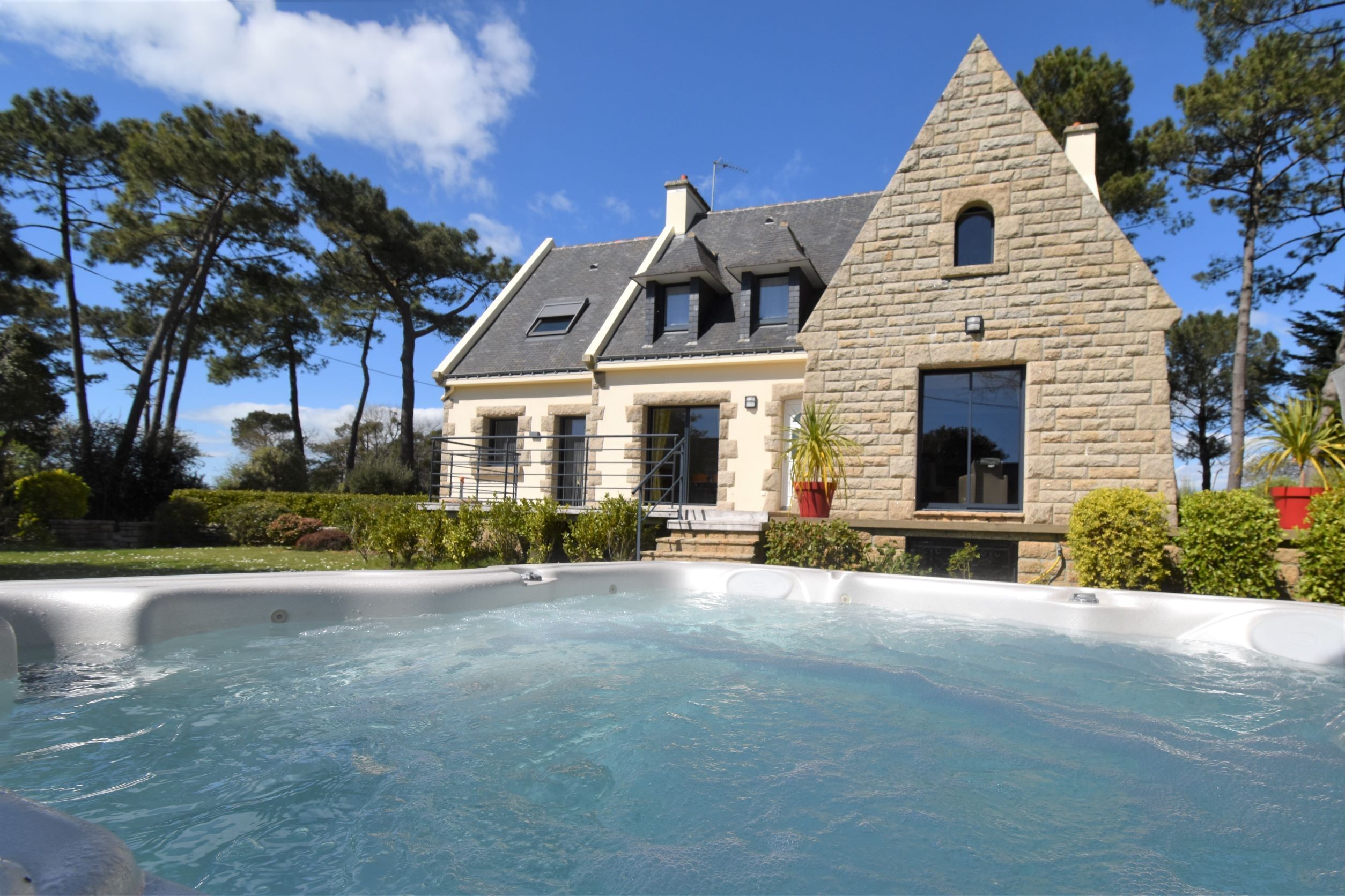 Outdoor spa tub