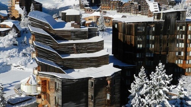 A snow-covered mountain town with unique wooden buildings and a view of snow-capped mountains in the background. - Avoriaz center, Large  Studio on two levels:rented from Saturday to Saturday  (Morzine)