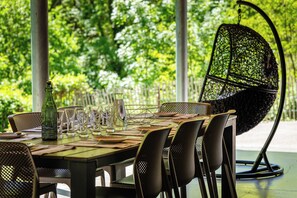 Outdoor dining - Contemporary 5-star villa Design & Nature ® Spa Private beach Gorges du Tarn (Mostuéjouls)