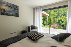 4 bedrooms, iron/ironing board, free WiFi, bed sheets