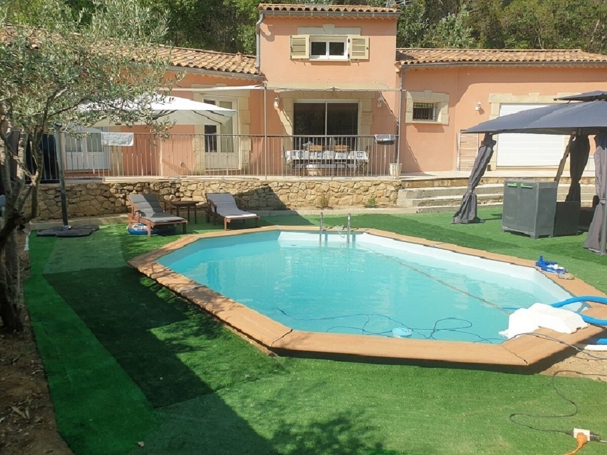 Between vineyards and garrigues