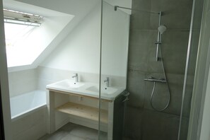 Combined shower/tub - The forest, 400 m from an arm of the sea.  (Carnac)