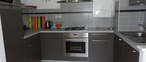 Réfrigérateur, four à micro-ondes, un four, surface de cuisson